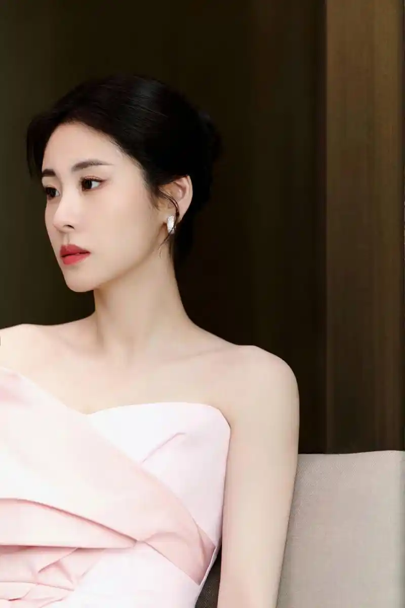 张碧晨# 一袭粉色礼裙,肤白貌美的容颜,窈窕曼妙的身材,妩媚柔情