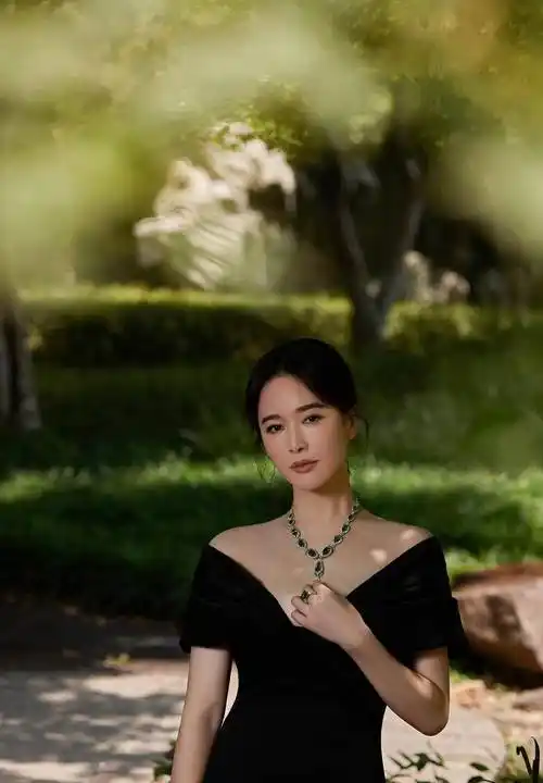 左小青终于肯秀身材了!