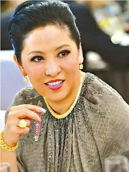 "向太"陈岚:戴75克拉巨钻,永远站c位,年轻时美貌不输关之琳