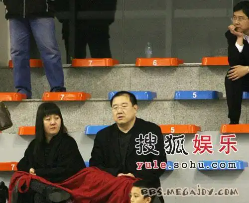 英达一家三口首曝光,梁欢和老公共吃热汤面(组图)