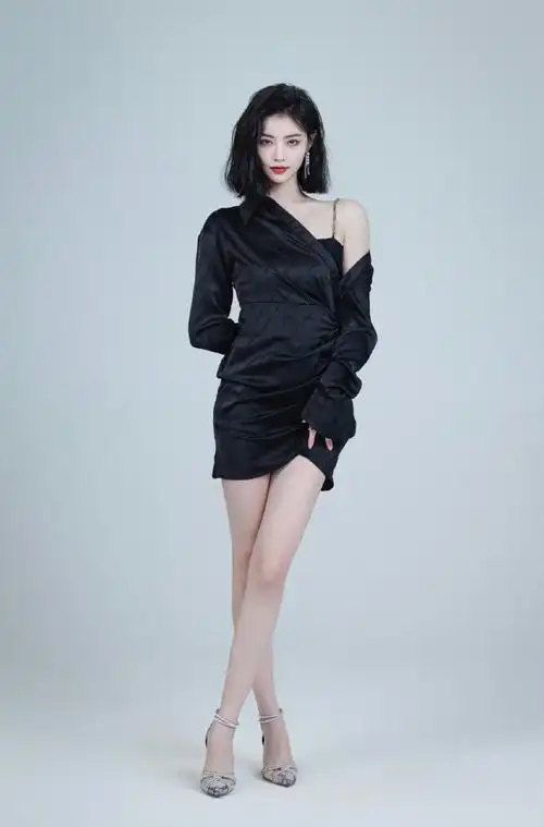 许佳琪黑色魅力齐肩短发明眸红唇一身黑色吊带裙装