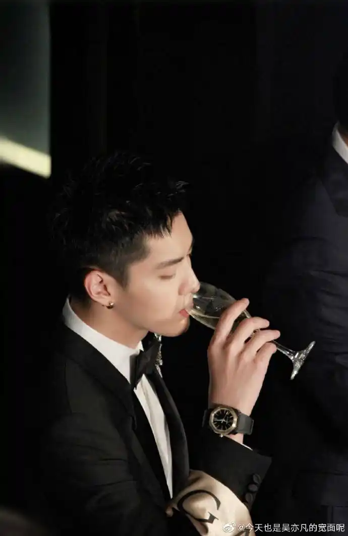 吴亦凡齐刘海造型# #吴亦凡潮流合伙人# 齐刘海的不一定是夏木 也有