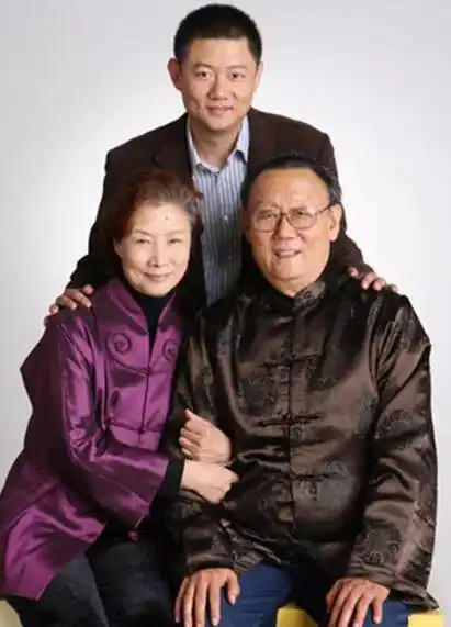 吕中生活素颜曝光女儿是军官大校儿子是名导演儿媳是影星何琳