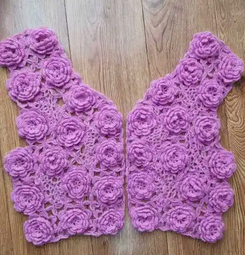 过程:整件衣服边钩边连,先钩门襟四朵花出来边框,再钩斜领子,然后再钩