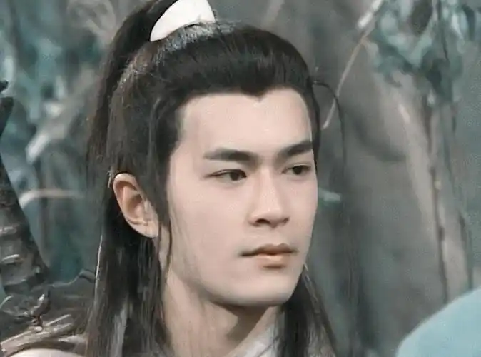 现在却因长相遭到了网友的群嘲,前段时间,古天乐在伦敦的街头被拍到