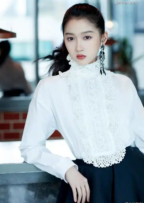 关晓彤黑色百褶裙大长腿活动照