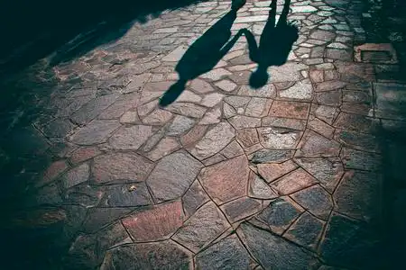 剪影两个人图片