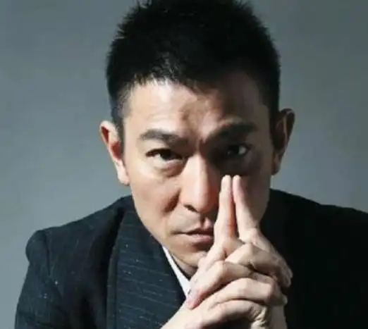 真该火一辈子!粉丝遭人插队情绪失控,刘德华立马安慰并留影合照