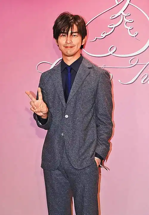 成龙儿子发福,柯震东憔悴,王菲女儿脸上有文身_明星_房祖名_模样