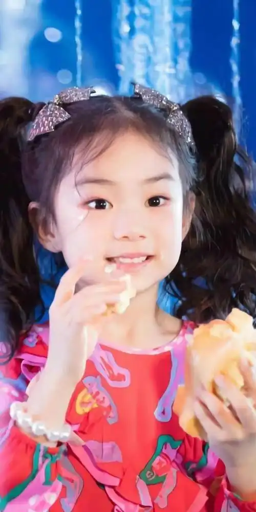 宠"戚"狂魔李承铉,在527"我爱妻(戚)"这天发布同老婆戚薇,女儿lucky李