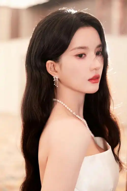 刘些宁优雅感##刘些宁纯白抹胸礼裙