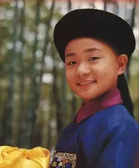 童星曹骏清宫装造型曝光,满眼星光英气温柔,九岁县太爷回来了_荧屏_小