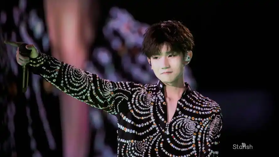 他们仨▽ 1117王源18岁生日演唱会