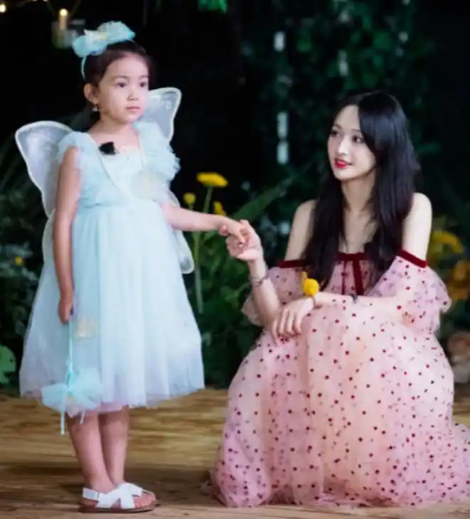 女儿头发浓密双腿超长,皮肤白嫩像外国人|郑爽|被偷拍|张恒_新浪新闻