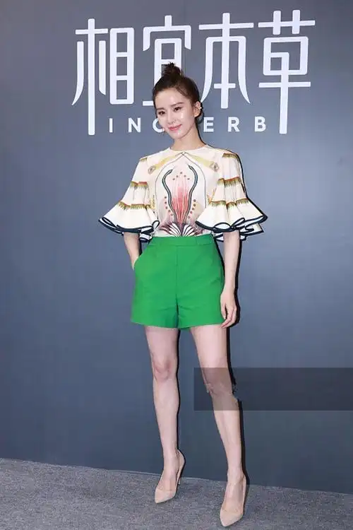 刘诗诗穿花蕊装配绿色短裤秀白皙长腿 扎丸子头清爽干净