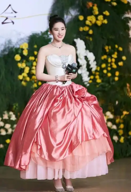 刘亦菲出席活动穿短裙,一双白腿很结实,路人表示真人不上镜