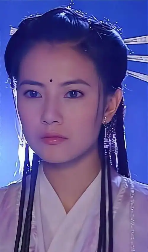 八版"周芷若"对比,高圆圆是8090后经典,但老版更贴近原著