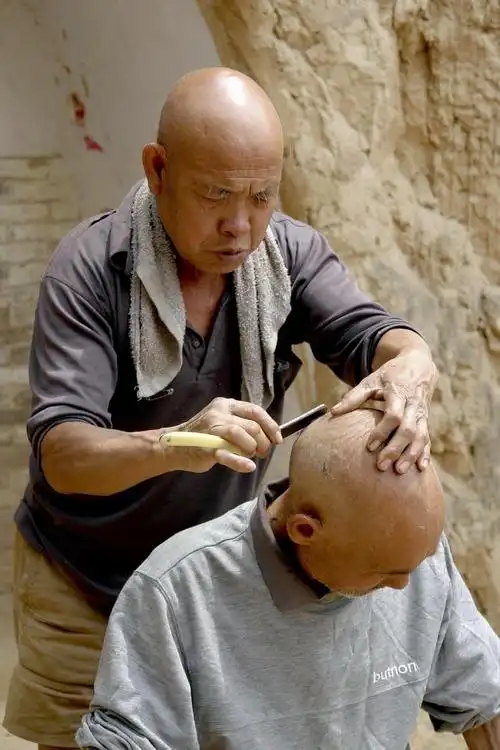 十几年前的农村他们这样剃头六旬大娘给老伴剃了几十年