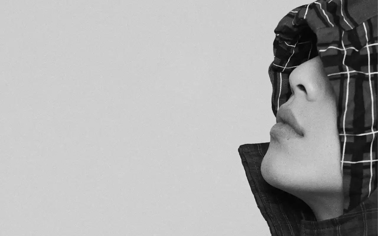 一组张若昀黑白质感光影写真图片桌面壁纸,图片中的张若昀帅气有型