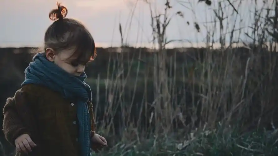 扎着小啾啾的小孩壁纸