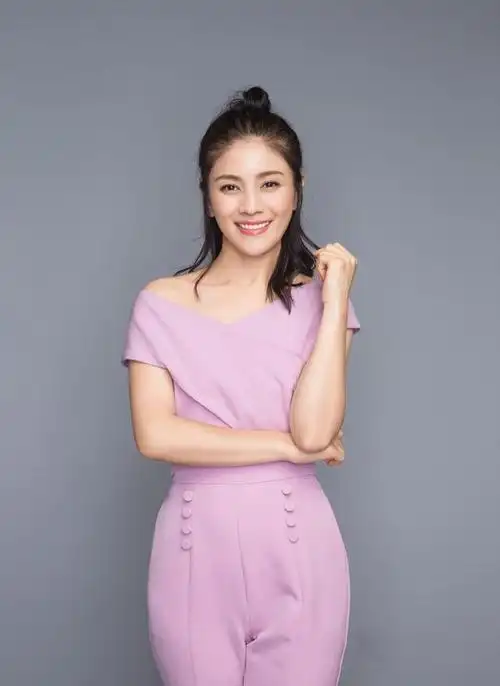 照片中的胡可留着齐肩中长发,温婉有气质,抿嘴微微一笑,又不乏少女般