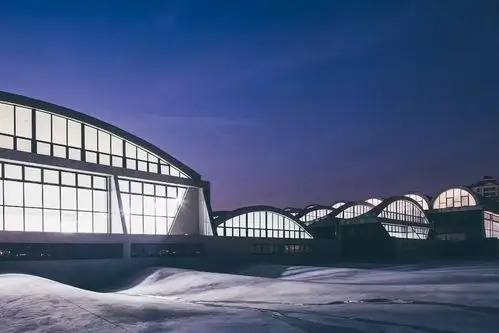 则使用了一系列规律的钢筋混凝土结构,达到建筑结构,空间与形式完美