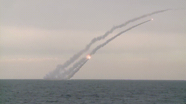 动图展示俄军潜艇连射巡航导弹