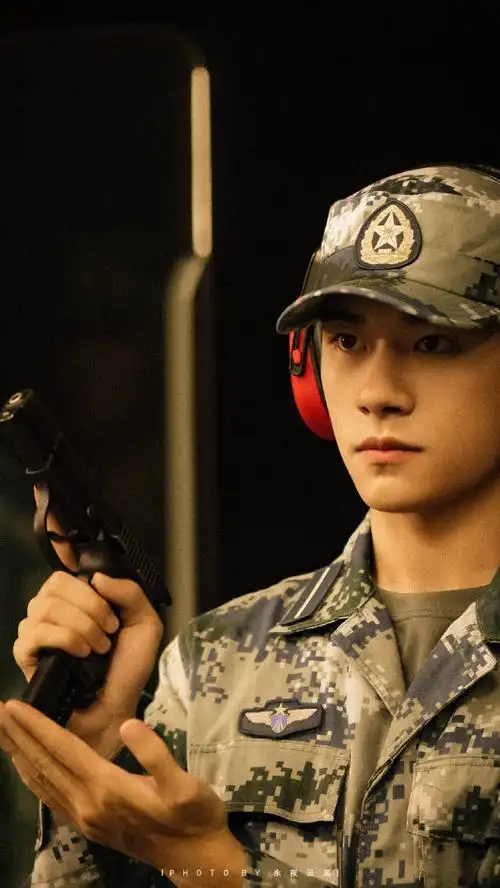 易烊千玺这组军装照也太绝了特适合拿来当手机壁纸