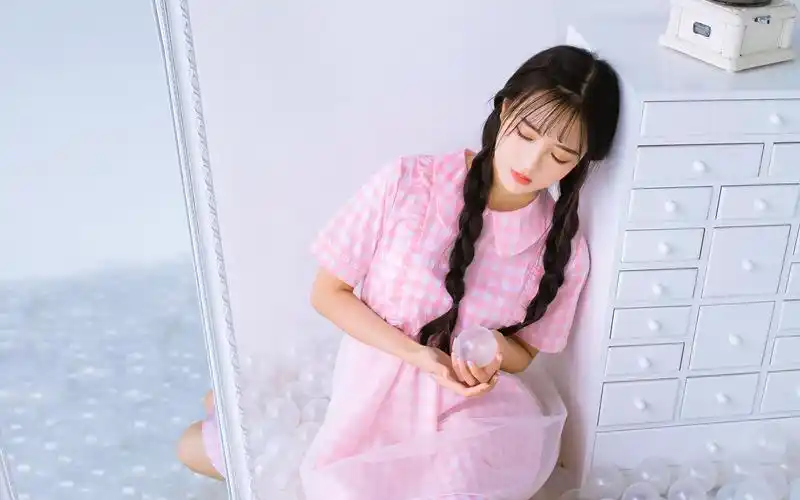 可爱日系粉红色美女高清桌面壁纸