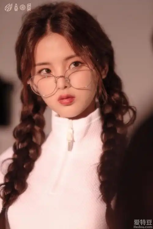 杨超越羊角辫造型精致似娃娃 戴框架眼镜学生气满满