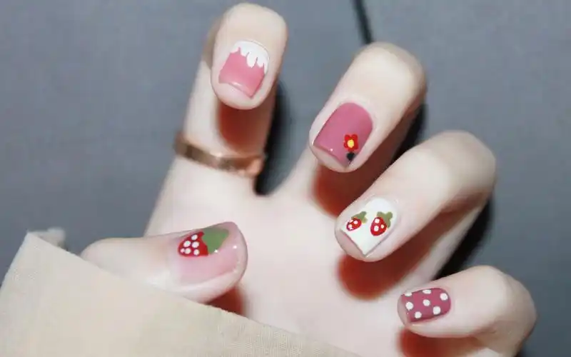 爆炸可爱的草莓美甲教程,看完相信你能学会!
