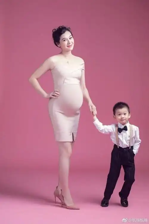 从甄锡的微博来看,她如今过得挺幸福的,有老公疼,还有一对可爱的儿女