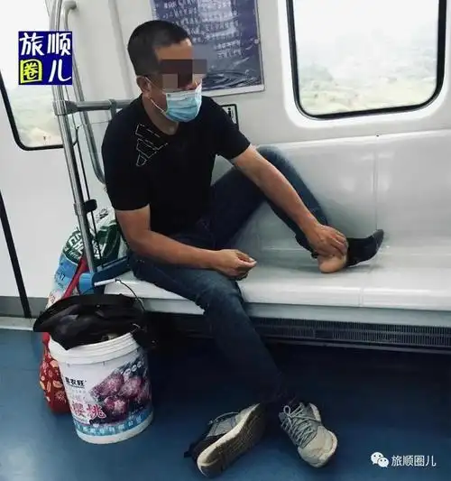 大连地铁12号线男子脱鞋脱袜隔着屏幕都闻到这酸爽