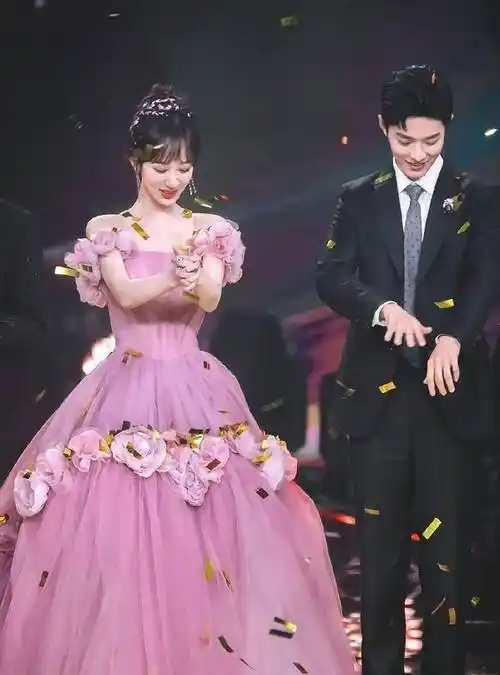 鞠婧祎红毯造型美翻,蚂蚁腰火上热搜,网友:美到犯规_杨紫肖_肖战_晚会