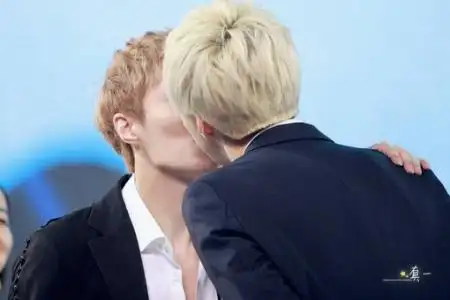 exo中国爱大歌会张艺兴吴世勋接吻图片
