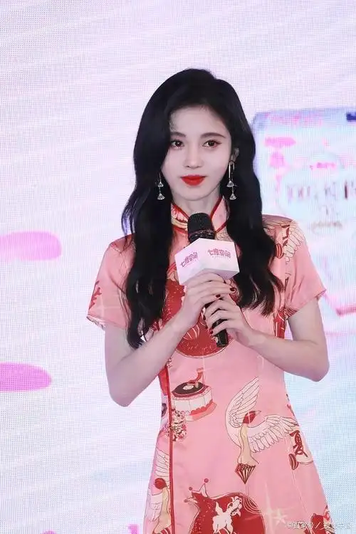 33岁鞠婧祎堪称完美性感韵味风情万种