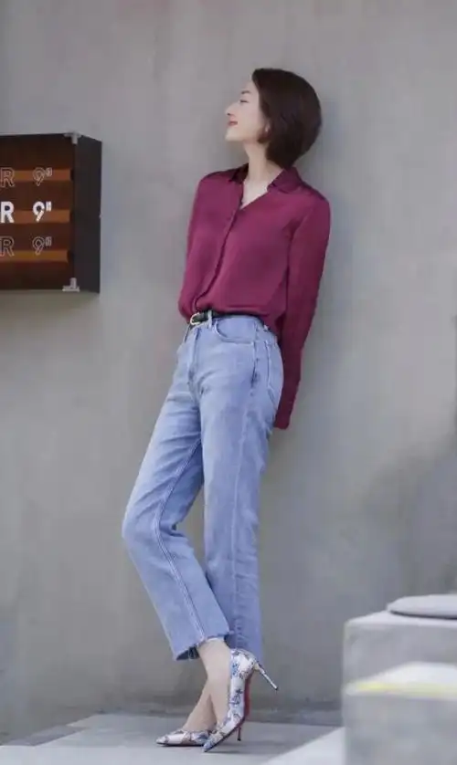 时尚女人穿搭:紫色衬衫搭配浅蓝色牛仔裤,穿上红底高跟鞋,增添女人味
