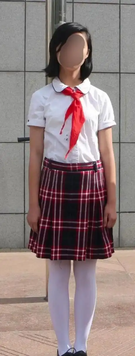 有的校服都是白色的,家长表示难洗,不耐脏.