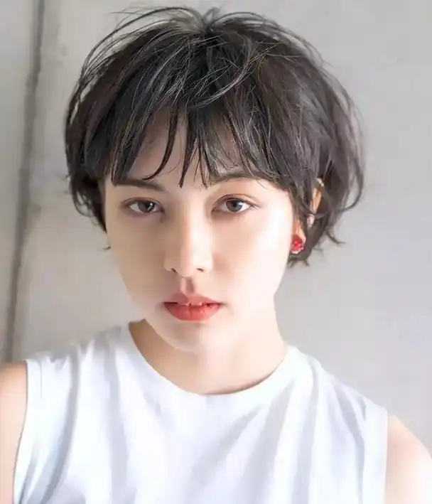 建议"大脸"的女生,做发型尽量避免"3种",容易显俗气还显胖