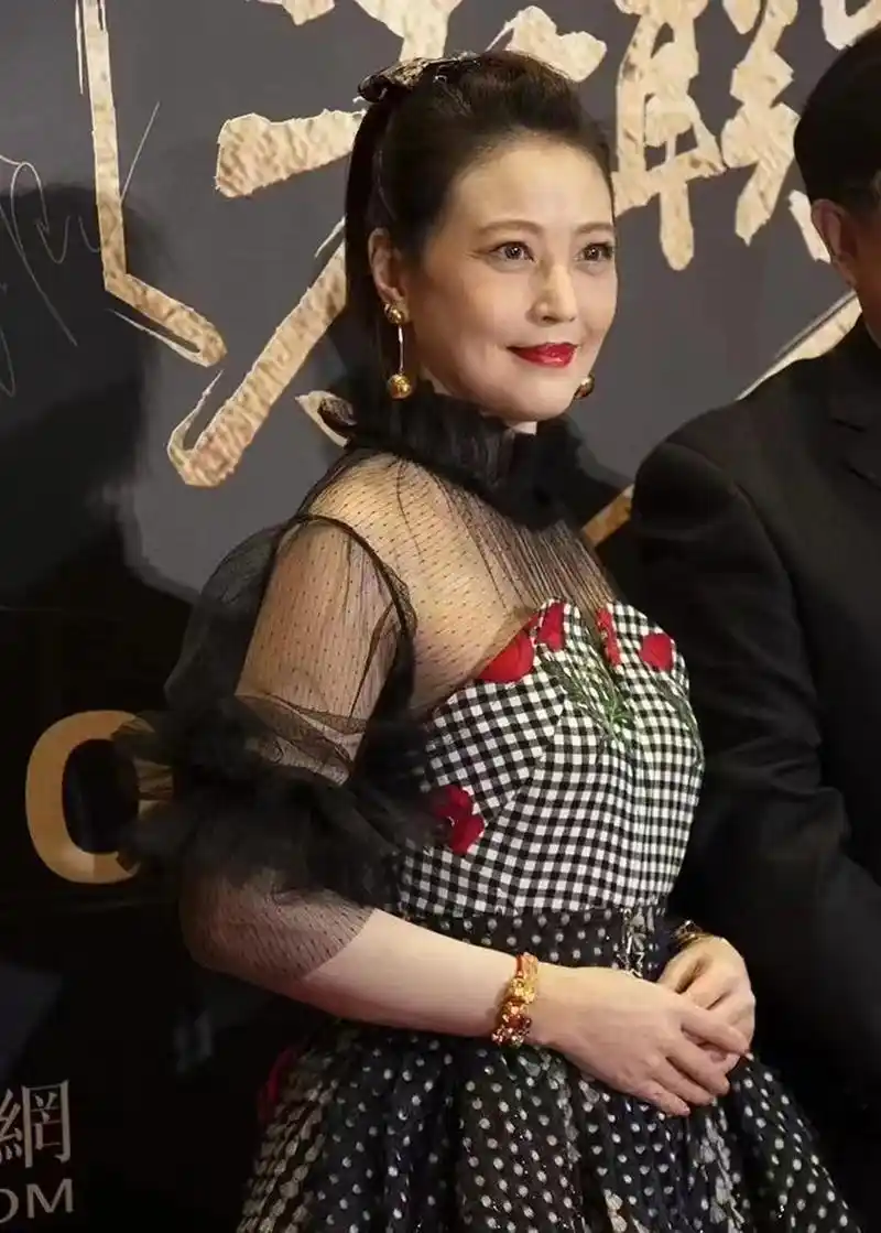 年近60的周海媚,美丽大方,气质优雅