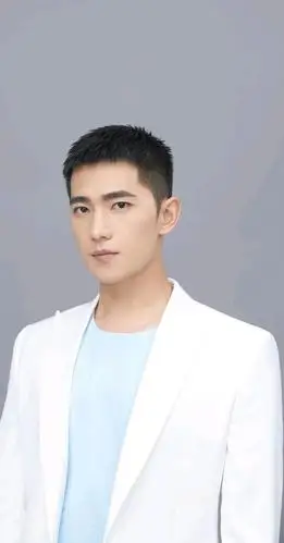 杨洋帅气图片,寸头造型清爽利落,充满阳刚之气