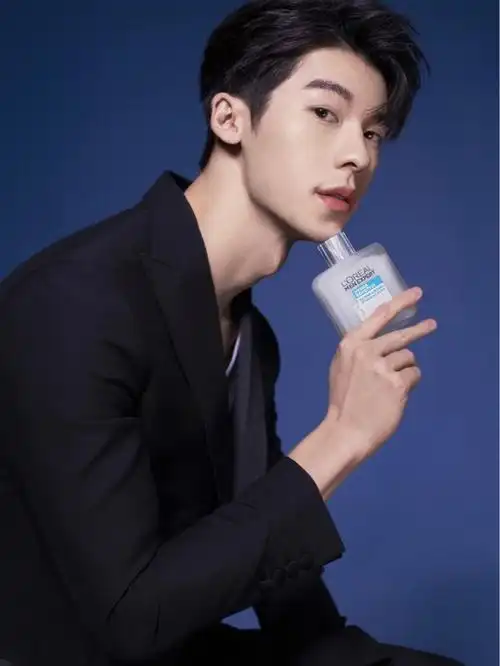 我们光汉的侧面不止三高呢!那个优秀喉结是第四高