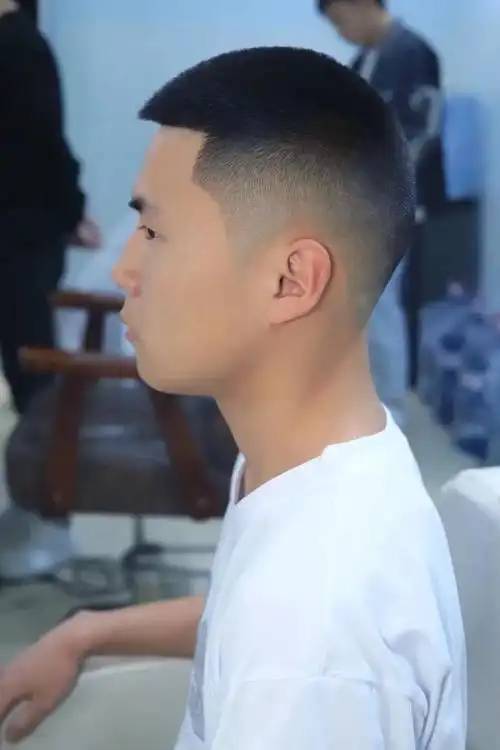 大多数男士的首选发型,都是要让自己看起来显得精神一些,短寸头整体