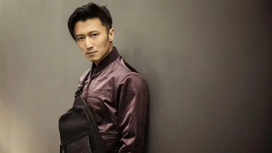 谢霆锋晒时尚照,身穿紫色飞行员夹克搭配斜挎包,简约帅气又时髦_高清