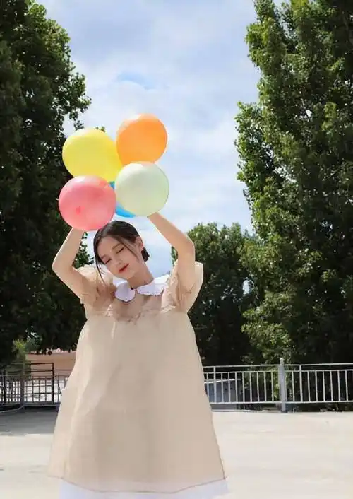 童趣十足!李一桐气球写真_小时候_开心_成年人