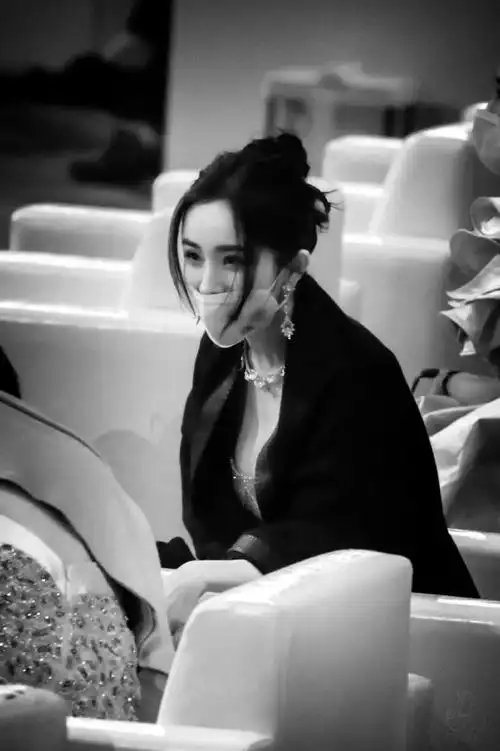 杨幂《微博之夜》独家壁纸送上,有美貌,有实力,有个性_腾讯新闻