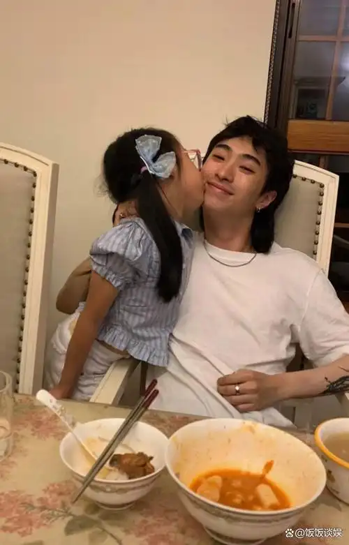 伊能静是一位知名的艺人,她有两个可爱的孩子,一个是儿子哈利,一个是