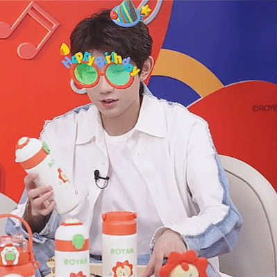 王源直播#源哥怎么这么可爱给公主比心11月8日等新ep上线!#星姐微