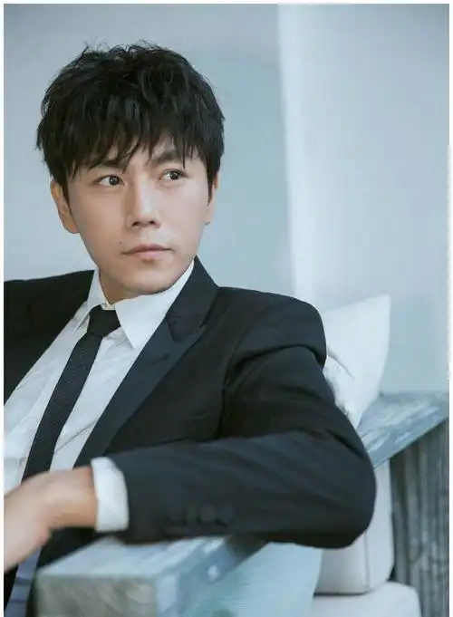 秦昊算是大器晚成的一名男演员,35岁才真正的出圈,他也经过一段很迷茫