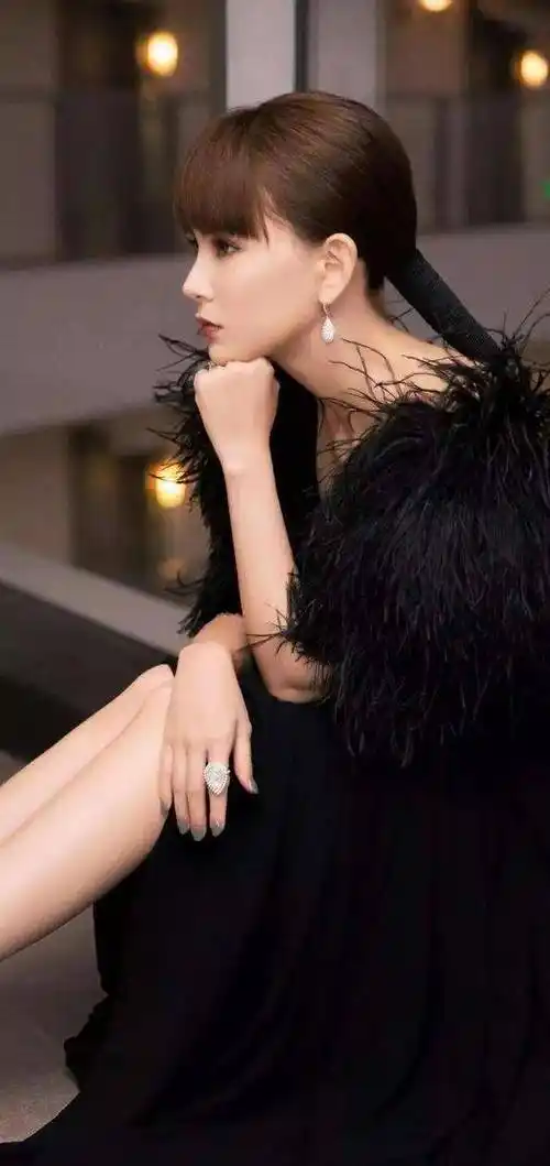 后来经过朋友介绍,这个朋友大概是昆凌口中的宇豪和弹头的介绍,昆凌